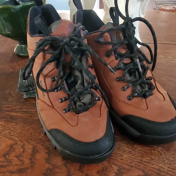 low hiking boots mens